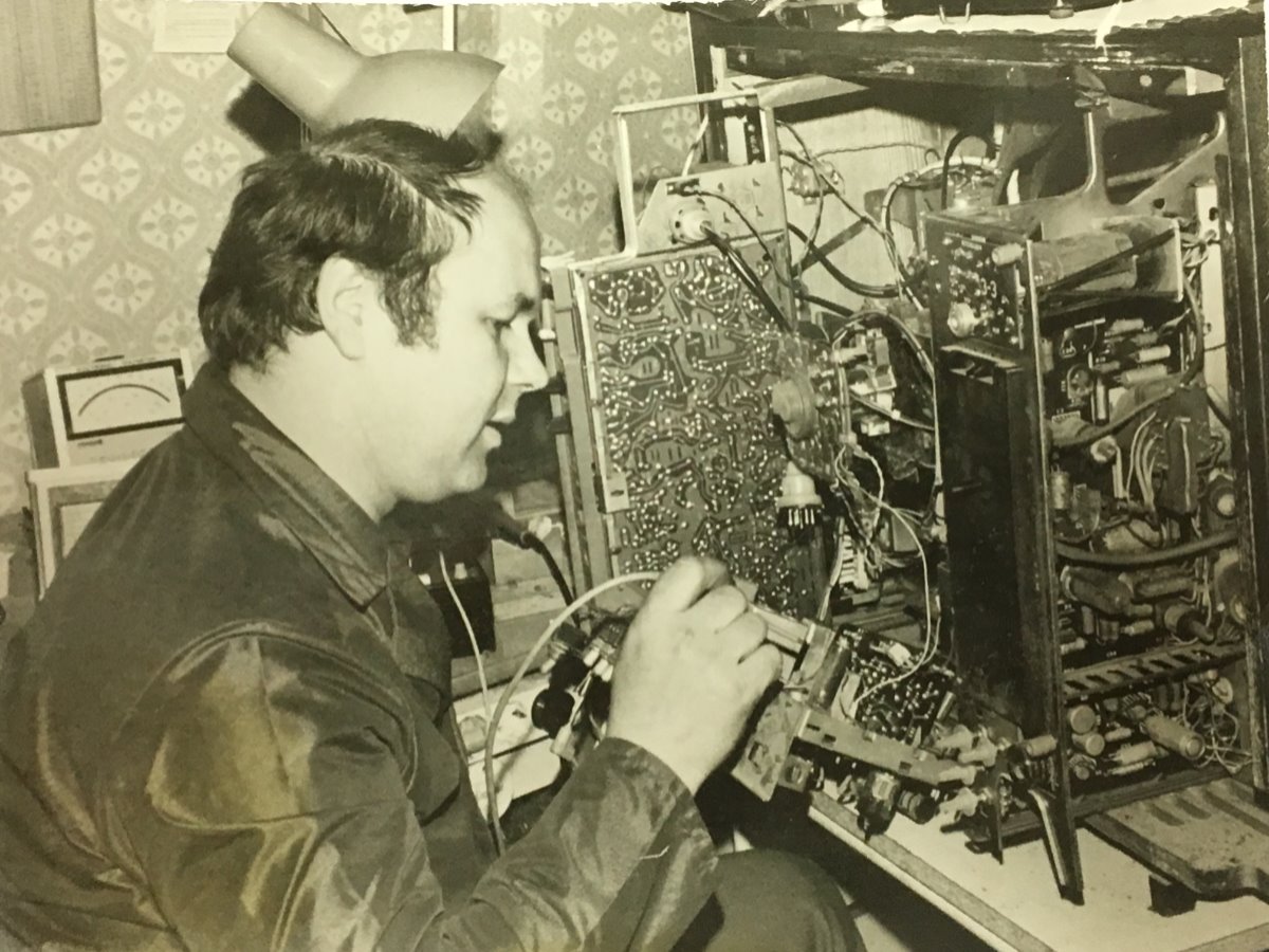 Ehefrau Edelgard Röhl in der Reparaturannahme